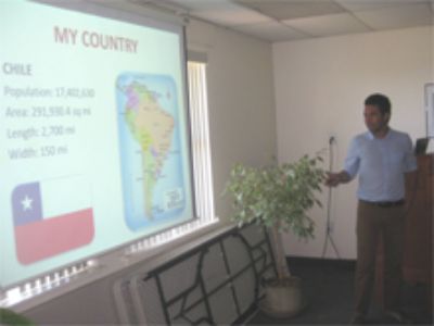 El Prof. Danilo Aros realizando una presentación durante su estadía