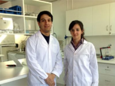 Diego Gutiérrez y María Florencia Kvapil de la Universidad de Santiago del Estero realizando su estancia en los laboratorios del CEPOC en nuestra Facultad.