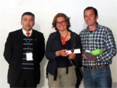 El profesor Nicolás Franck recibe el premio al mejor trabajo presentado en las X Jornadas Olivícolas de manos de Francisco Meza (Director, INIA Intihuasi) y la Dra. Angela Canale