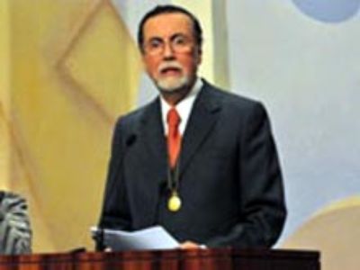 El Rector Víctor Pérez durante su discurso.