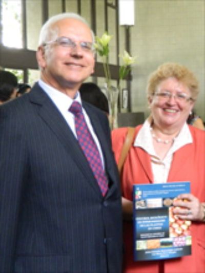 Lo co-editores del libro "Control Biológico de Enfermedades de las plantas en Chile", Prof. Jaime R. Montealegre A. y  Dra.  Luz María Pérez R.