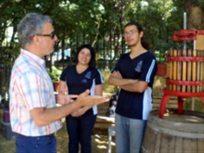 Participación del prof. Juan Manuel Uribe en stand de la Facultad, aclarando dudas a los postulantes