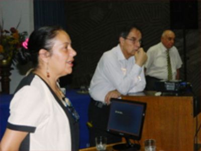 La directora de la Escuela de Pregrado, Verónica Díaz; junto al Director  Académico y de Investigación, Nelson F. Díaz y al Decano Antonio Lizana M., durante el claustro.