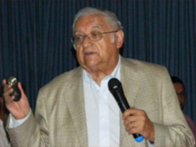 El  Prof. Roberto H. González, de la Facultad de Cs. Agronómicas de la U. de Chile durante el seminario.