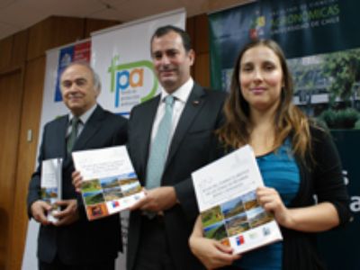 Fernando Santibáñez, autor del estudio; Alvaro Cruzat, Subsecretario de Agricultura, y María Francisca Meynard, Jefa (S) del FPA, presentaron el Atlas del Cambio Climático.