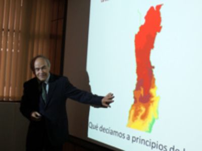 El Prof. Santibáñez señala que entre las conclusiones que entrega la publicación, se establece que en la zona central: "Estamos enfrentando menores precipitaciones y temperaturas más altas¿