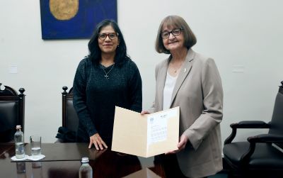 La invitación, que se concretó este miércoles mediante una carta entregada personalmente a la Rectora Devés, será anunciada masivamente el 2 de diciembre, en el marco de la 38° Feria Internacional del Libro de Guadalajara, cuando se realice el lanzamiento de la Filuni 2025.