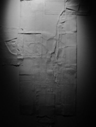 La muestra reúne las propuestas de ocho estudiantes del Taller de Grabado que trabajaron a partir de la impresión de superficies calcográficas y de las técnicas de gofrado, frotado y serigrafía.