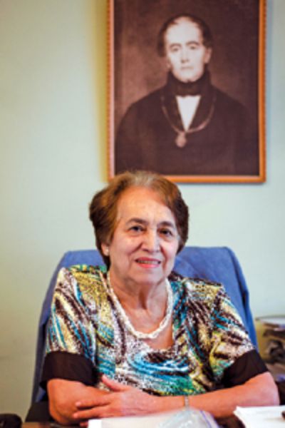 La profesora Clara Luz Cárdenas Squella, actual Decana, se impuso con un 57,7%, equivalente a 72, 75 votos.