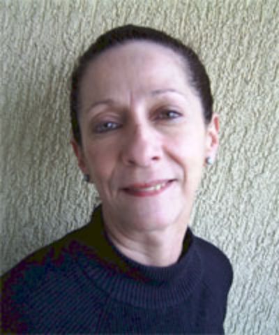 La profesora María Elena Pérez llegó a Chile en 1993 y desde entonces se ha interesado en el desarrollo histórico de la danza en nuestro país.