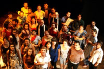 17 actores en escena, música en vivo y un cuidado diseño integral dan vida a "Comala", obra que tendrá funciones entre el 17 y el 25 de abril en el Teatro Nacional Chileno.