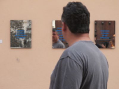 Con frases del filósofo Emmanuel Levinas, Nury González dio forma a "La huella del otro", obra que "sólo con el otro se completa", dice la artista.