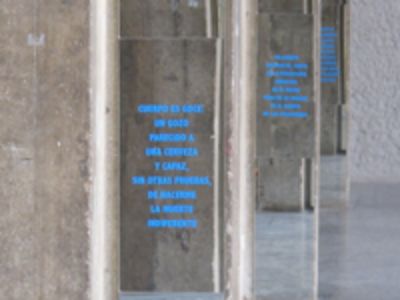 "Cuerpo hay ahí", una obra conformada por nueve espejos que la artista intervino con frases del filósofo Patricio Marchant, fue instalada en el Pabellón Cuba.
