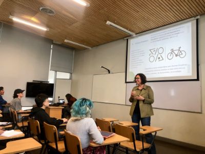 Profesora Anahí Urquiza en clases con estudiantes CITS