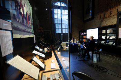 La académica del Departamento de Música, Svetlana Kotova, estuvo a cargo de una especial labor: interpretar una serie de composiciones de las artistas abordadas por las investigadoras.