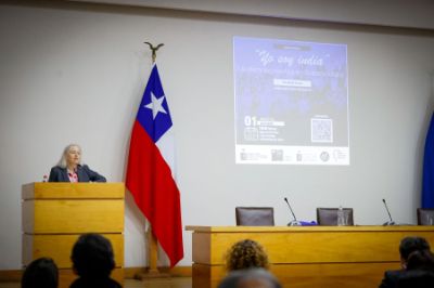 En su visita a la Universidad de Chile, la académica de la Universidad Estatal de Arizona llegó hasta la Casa Central para dictar la conferencia “Yo soy india: la identidad mestiza de Gabriela Mistral”. 