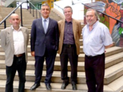 De izq.a derecha: Prof. Germán Manríquez, Prof. Sergio Lavandero, Vicerrector de Investigación y Desarrollo, Prof. Marcelo Arnold, decano de la FACSO y Prof. Eugenio Aspillaga.