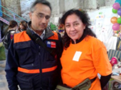Adriana Espinoza junto a Director Regional ONEMI
