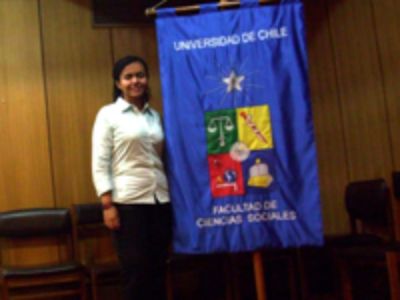 Claudia Carrillo es Magíster en Educación mención Currículo y Comunidad Educativa de la Universidad de Chile y actualmente participa como tesista doctoral en el proyecto Fondecyt N° 1130203.