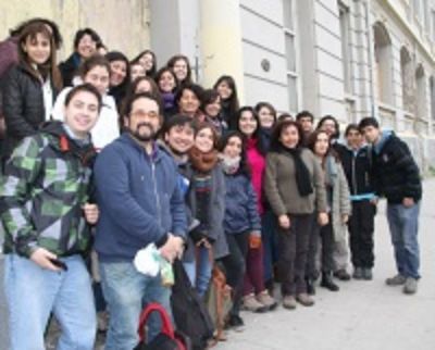 Equipo de profesionales, estudiantes y voluntarios que participaron de las primera acciones de apoyo afectivo en el Cerro Las Cañas.