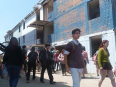 Otra de las visitas realizadas fue en el sector de Bajos de Mena, Puente Alto, donde se construyó uno de los complejos de viviendas sociales más segregados del país en la década del 90.