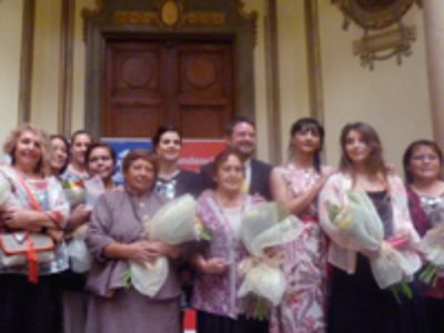 En la ocasión, también fue premiada la socióloga egresada de la facultad y Presidenta del Observatorio contra el Acoso Callejero, María Francisca Valenzuela.