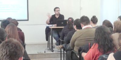El sociólogo Víctor Orellana dirigiéndose a los asistentes 
