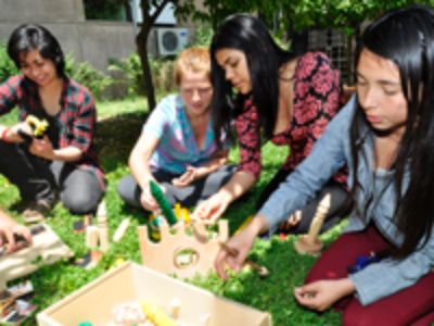 Con una base teórica y práctica que aúna la pedagogía con las ciencias sociales, los(as) educadores(as) de párvulos se caracterizan por trabajar e interactuar con comunidades diversas.