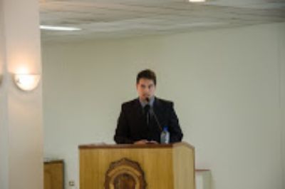 Psicólogo de la U. de Chile, Francisco García, presentando la evaluación del curso.