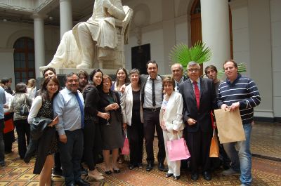 Prof. Andrés Antivilo, junto a familiares, formadores y ayudantes.