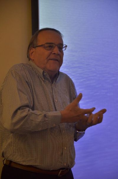 Vice-decano de la Facultad de Ciencias Sociales, Prof. Raúl Atria durante exposición.