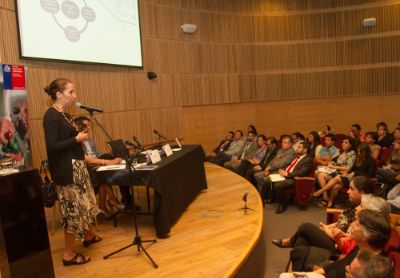 Profesora Daniela Thumala durante la presentación de los resultados de la Cuarta Encuesta Nacional sobre Inclusión y Exclusión Social del Adulto Mayor en Chile.