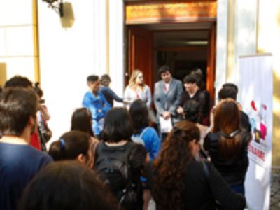  Los niños y jóvenes fueron recibidos por la directora del Archivo, Alejandra Araya.