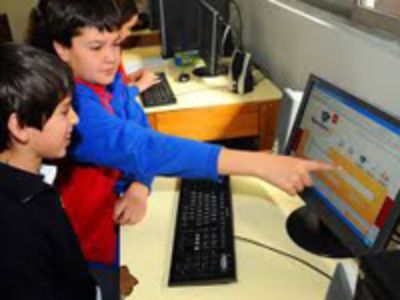 Desde 1992, el programa Enlaces ha impulsado en todos los colegios subvencionados del país el desarrollo de la informática educativa. Sin embargo, no se integran curricularmente.