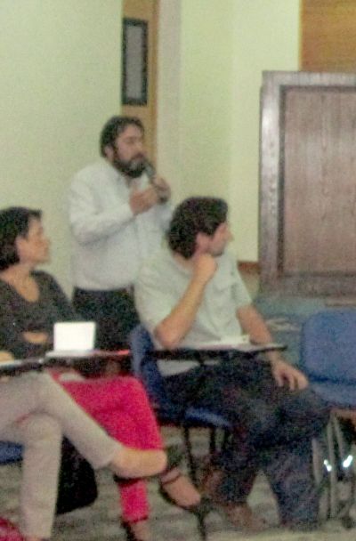 El profesor Juan González en medio de su exposición 