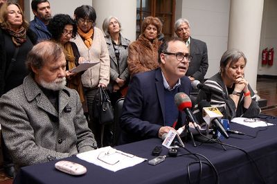 Roberto Aceituno, Naín Nómez y Diamela Eltit en la presentación del contenido de esta carta que han firmado más de 600 académicos.