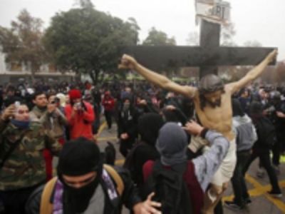 Al finalizar la marcha convocada por estudiantes universitarios del pasado jueves 09 de junio por el centro de Santiago, un grupo de encapuchados destruyó la figura de Cristo.