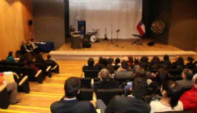 El auditorio del nuevo edificio de la Facultad de Ciencias Sociales fue el escenario de la entrega de diplomas a los nuevos psicólogos de la Universidad de Chile. 