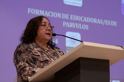 María Soledad Rayo, Presidenta Nacional del Colegio de Educadores de Párvulos de Chile, enfatizó la necesidad de educadores proactivos y comprometidos.