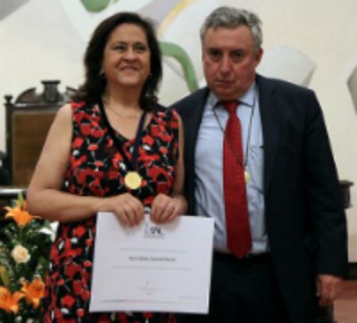 La profesora Gabriela Sepúlveda recibió el reconocimiento por sus 40 años de servicio.