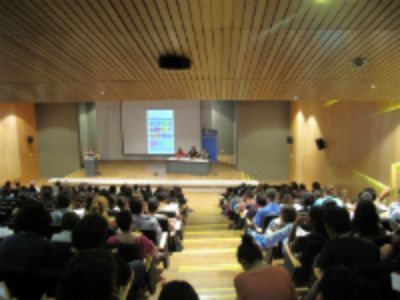 El auditorio de la Facultad de Ciencias Sociales se llenó de personas interesadas en conocer diferentes experiencias de intervención social y participación ciudadana. 