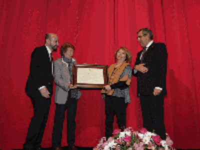 La profesora Sonia Montecino recibió la medalla al mérito Abate Molina de manos de la ministra de las Culturas, las Artes y el Patrimonio, Consuelo Valdés, y el rector de la Universidad de Talca.