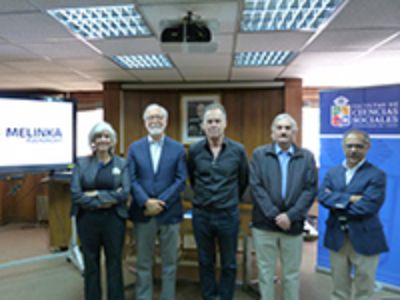 El decano Roberto Aceituno de la Facultad, con la Corporación de Memoria y Cultura de Puchuncaví, presidida por Rodrigo del Villar, celebraron la firma del convenio de colaboración.