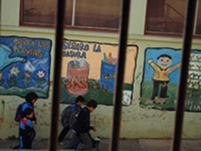 La Facultad de Ciencias Sociales de la U. de Chile, se ha analizado el complejo y adverso escenario sociopolítico en el cual se desarrollan niños y niñas.