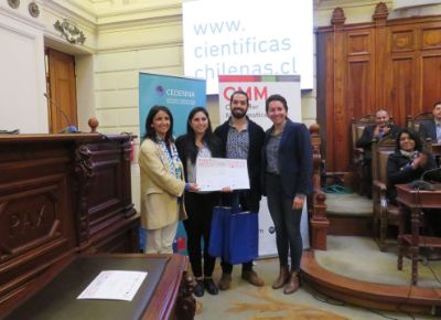 Equipo de "Sin Miedos" recibe el primer lugar de manos de la Subsecretaria del Ministerio de la Mujer y Equidad de Género, Carolina Cuevas.