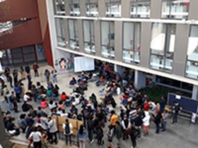 Motivación, entusiasmo e interés se percibió desde temprano el 28 de octubre entre las personas que llegaban al hall de la Facultad, y es que por primera vez se realizaba un Cabildo abierto.