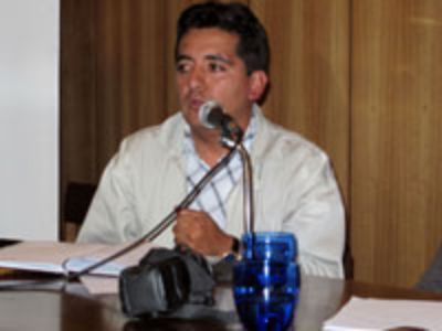  Juan Carlos Restrepo, estudiante de Segundo año del Magíster en Psicología Comunitaria expuso su punto de vista como colombiano sobre el conflicto armado en dicha nación.