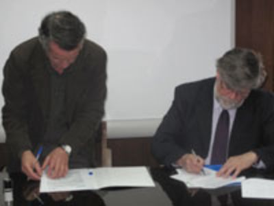 El convenio fue firmado por el Decano Marcelo Arnold y el Director Ejecutivo de la Fundación Tierra Esperanza, Hipólito Cáceres.