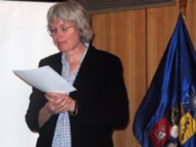 La profesora Julia Menard -Warwick, experta en lingüística aplicada de la Universidad de California Davis fue una de las expositoras del seminario temático.