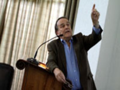El Prof. Raúl Atria, del Depto. de Sociología de la Facultad de Ciencias Sociales y Dir. del Centro de Investigación en Estructura Social (CIES) de la U. de Chile.